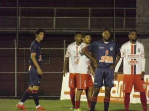 Friburguense busca a vitória para diminuir a diferença entre o líder da competição (Foto: Vinicius Gastin)